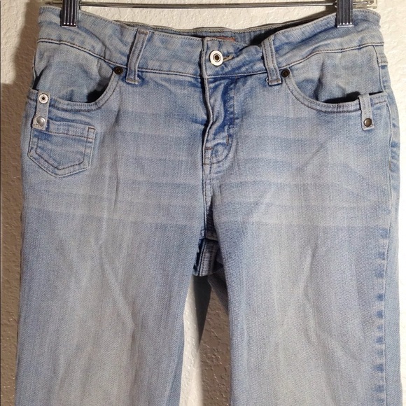 FINAL MARKDOWN Junior' no boundaries Distressed Blue Jeans 9 - Picture 2 of 8